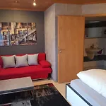 Πανσιόν Garni Und Zur Krone 3*