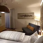 Πανσιόν Garni Und Zur Krone
